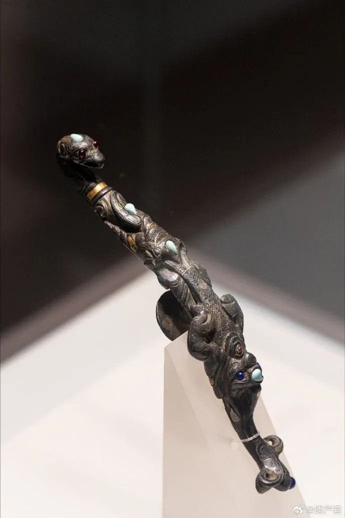 错金银丙午神钩铜带钩展现东汉神人造型与铭文细节_1