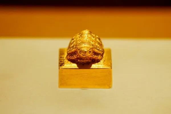 东汉广陵王玺金印金质印章与阴刻文字细节_1