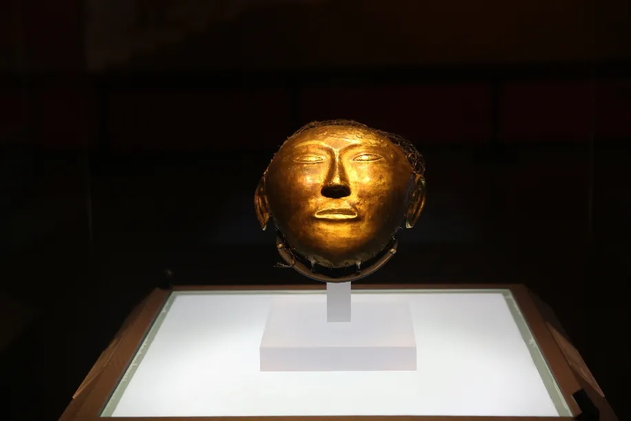 内蒙古博物院展柜中的黄金覆面文物静谧安详_1
