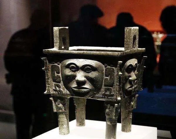 湖南省博物馆藏商代人面纹方鼎四面浮雕纹饰_1