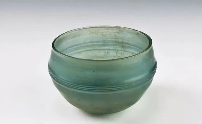 广西博物馆淡青色弦纹玻璃杯现三道弦纹装饰_2