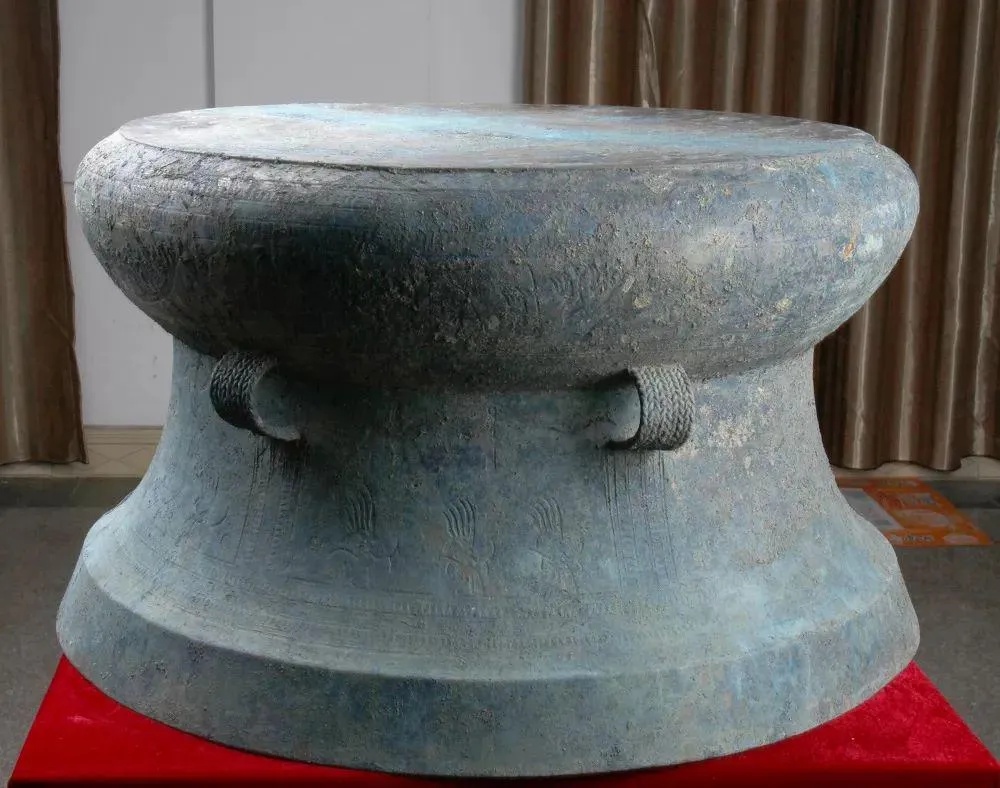 丽江市博物院明铜鼓文物整体造型与纹饰细节_1