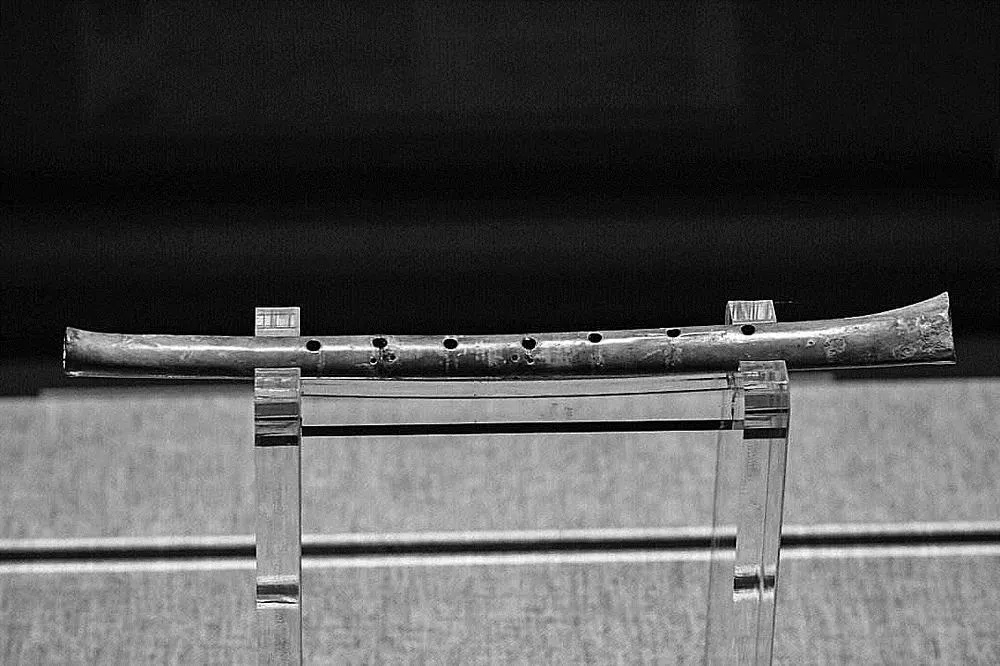 河南博物院藏新石器时代贾湖骨笛七孔细节_1