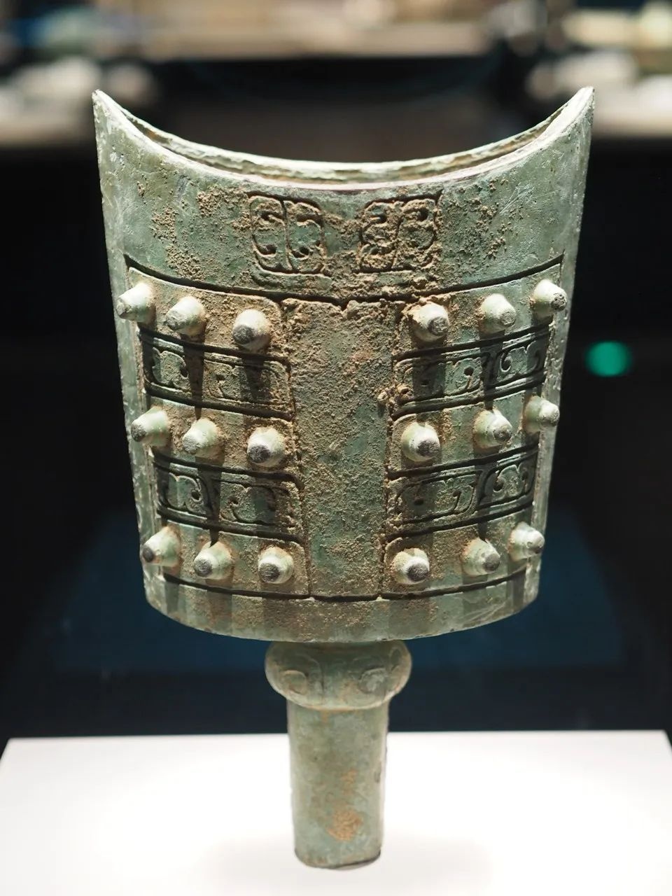 西周云纹青铜大铙伫立于福建博物院展柜中_1