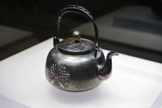 伪满皇宫博物院凤纹银壶展现兰花御纹章与凤凰纹饰_1