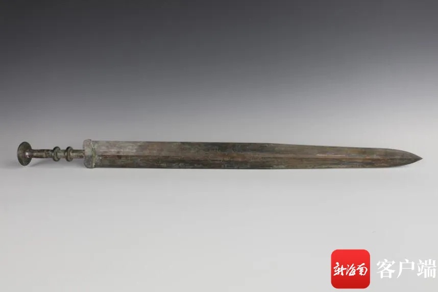 越王亓北古剑完整形态与错金铭文细节_1