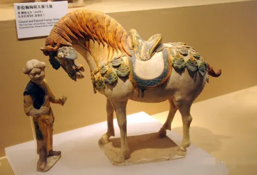 物华号百子大礼轿展现朱金漆木雕工艺细节_1