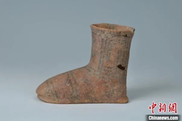 青海省博物馆彩陶靴文物展柜中的靴形陶器_1