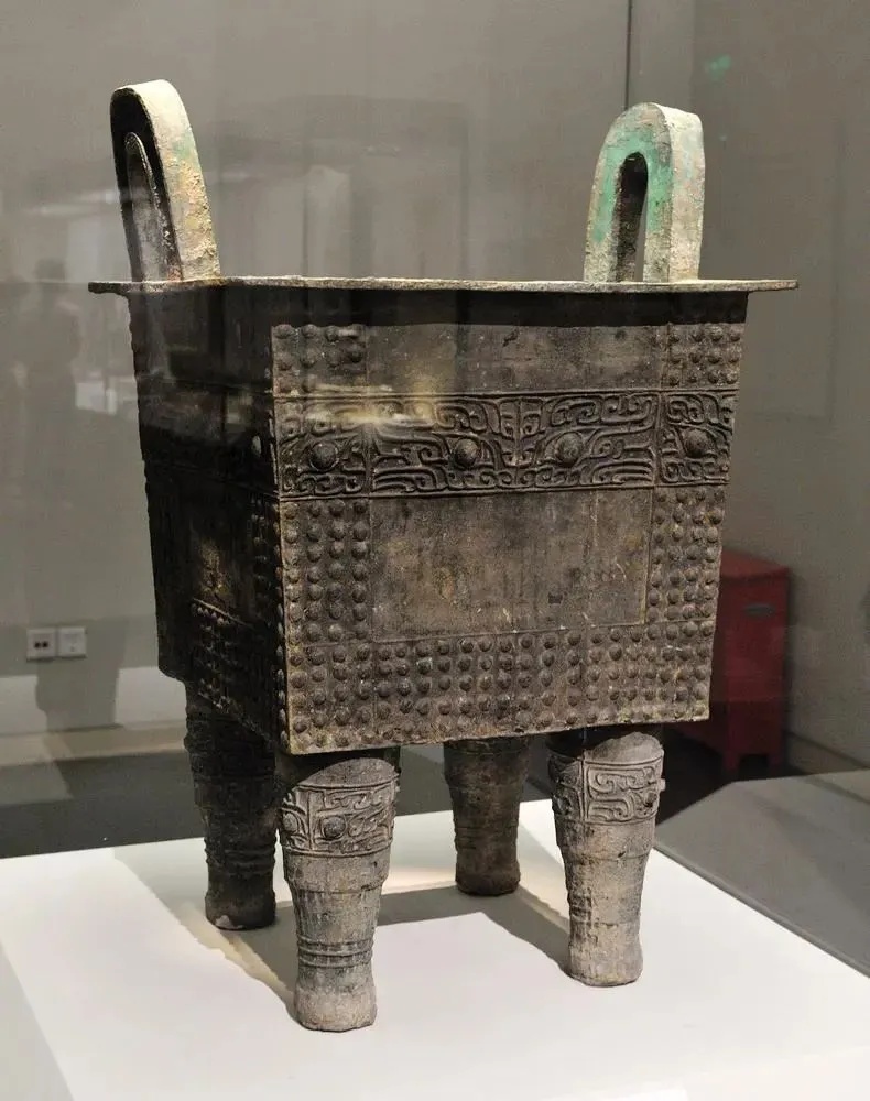 兽面乳钉纹铜方鼎展于河南省博物院_1