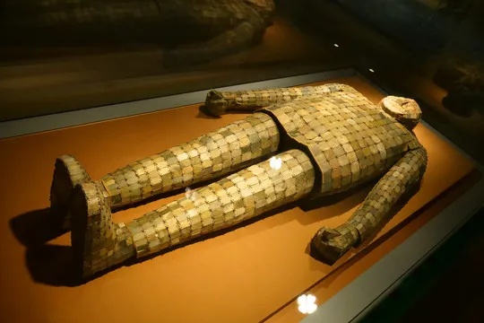 南京博物院银缕玉衣完整玉片银丝编缀细节_1