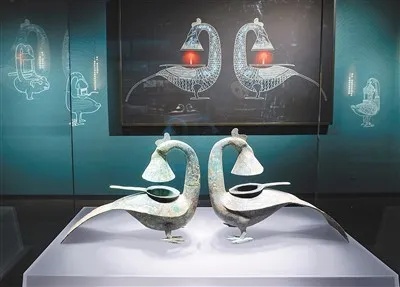 羽纹铜凤灯细节呈现凤鸟纹饰与结构_2