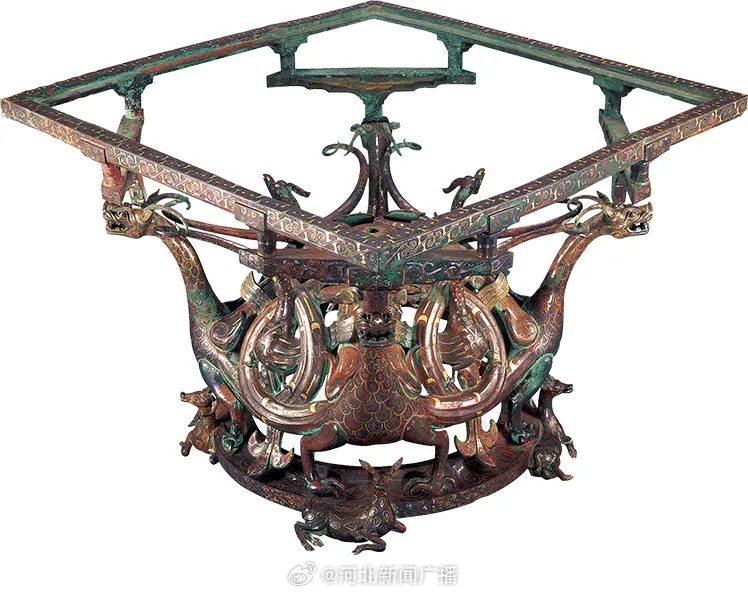战国错金银四龙四凤方案座龙凤缠绕造型_1