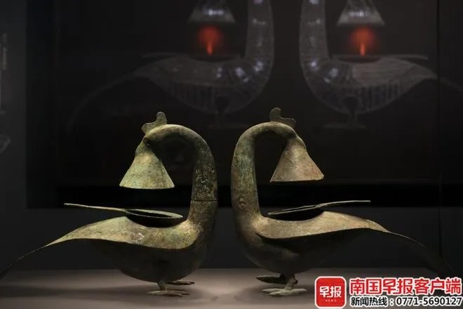 羽纹铜凤灯整体造型展示西汉青铜工艺_1