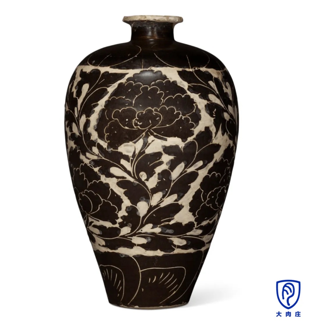 宋代白底黑牡丹纹梅瓶立于展柜中_1