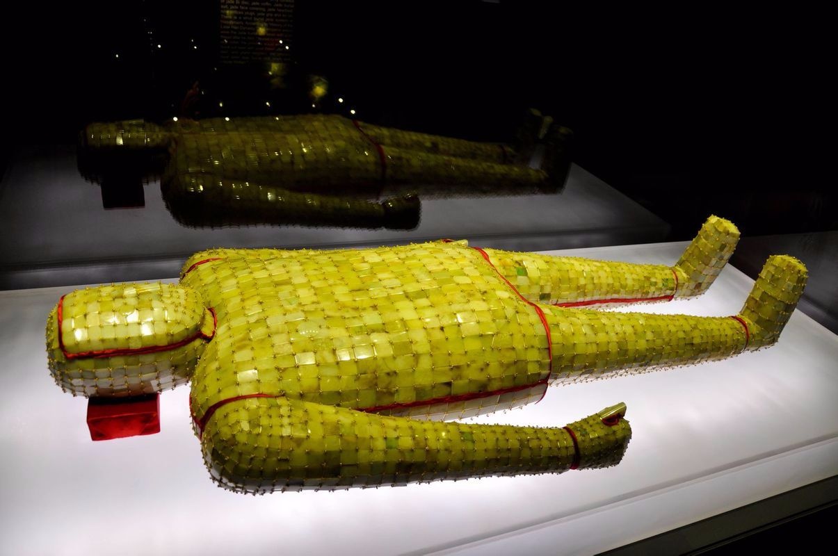 西汉刘胜金缕玉衣全身俯视图_1