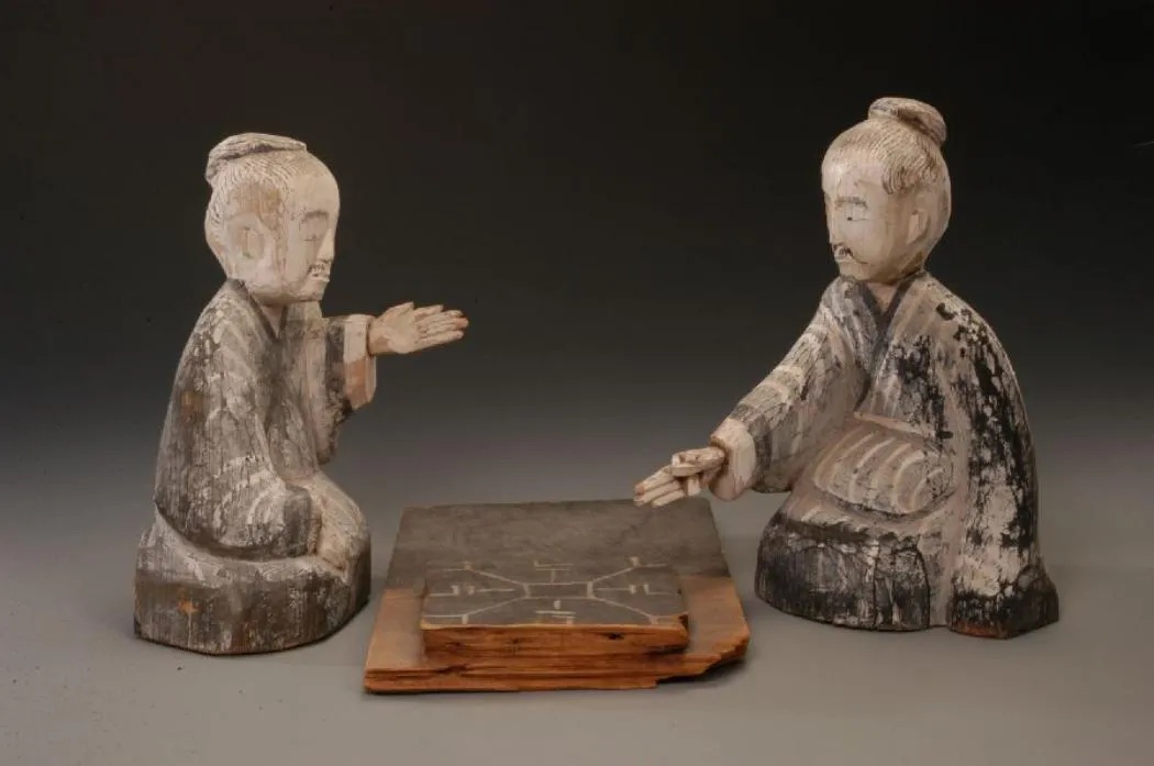 甘肃省博物馆彩绘木六博俑两位老者跪坐对弈六博棋的西汉木雕彩绘雕塑_1