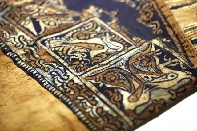 宋代鹭鸟纹彩色蜡染褶裙整体展示_1