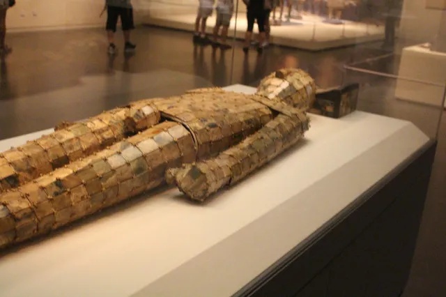 中国国家博物馆汉代金缕玉衣玉片与金丝编缀全景_1
