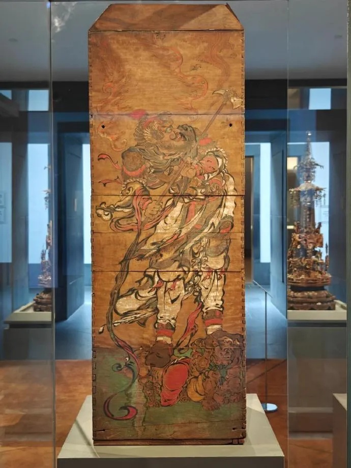 苏州博物馆彩绘四天王木盒展柜中的天王形象_1